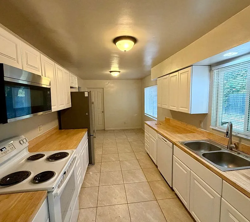 930 De Moll Dr
