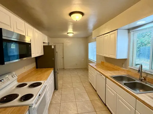 930 De Moll Dr, Redding, CA 96002