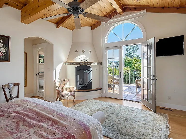 1568 Mariposa Ave — Photo 30