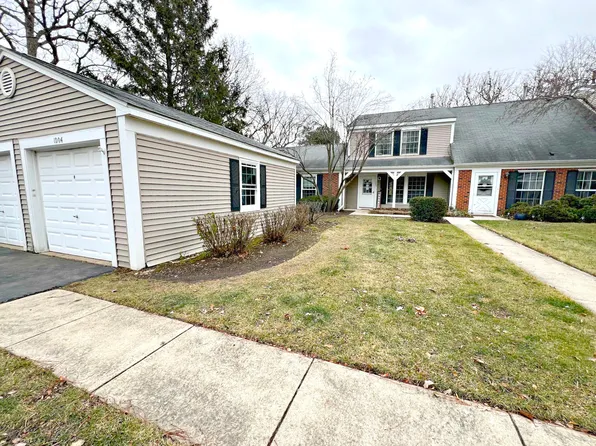 1004 Oak Valley Dr #1, Cary, IL 60013