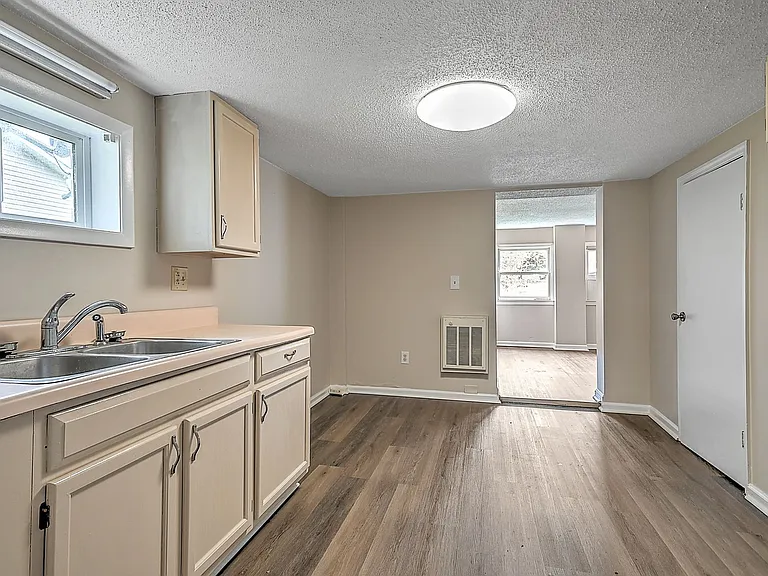 305 Moorland Dr — Photo 8