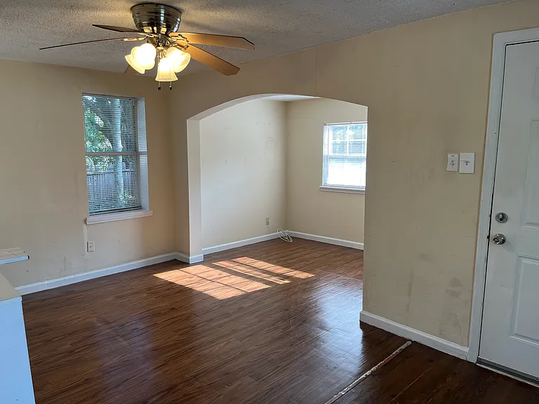 409 N Pine Ave — Photo 2
