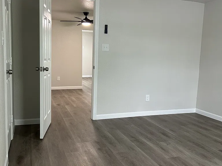 407 N Justin Ave #D — Photo 2
