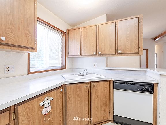 Another shot of the kitchen. 