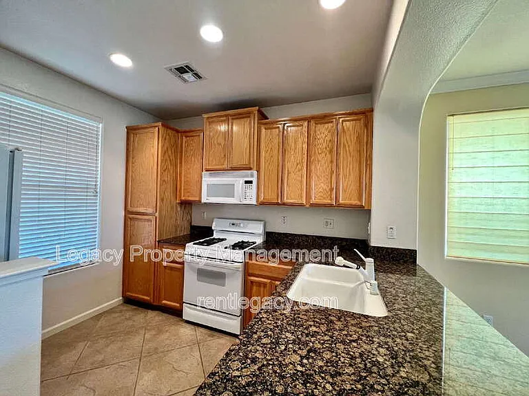 1843 Dawnelle Way — Photo 3