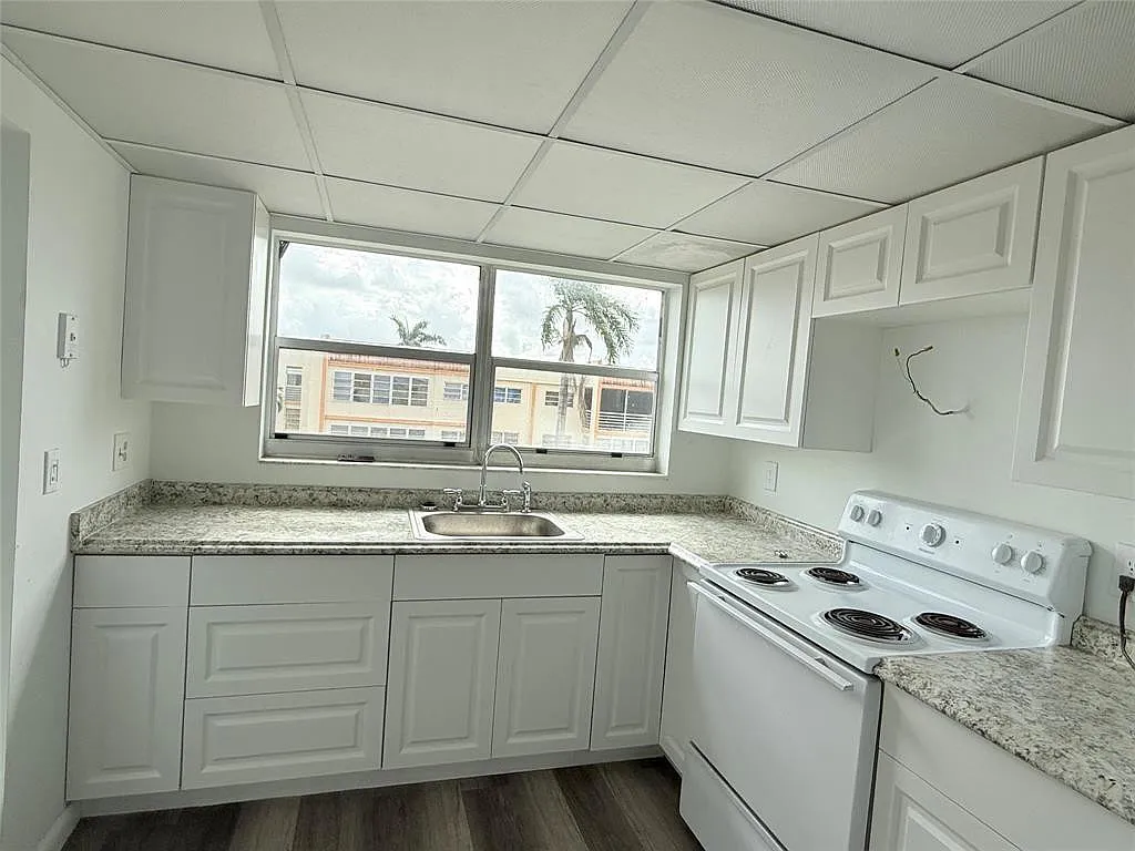 2 bed, 2.0 bath, 975 sqft, $1,800 — Photo 2
