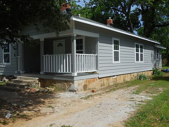 2nd image of 106 E Sadosa St