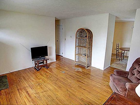 4th image of 399 Skylark Dr