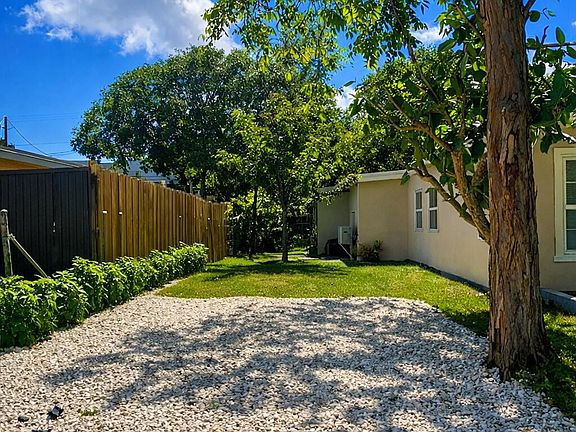 5th image of 1420 SW 33rd Court