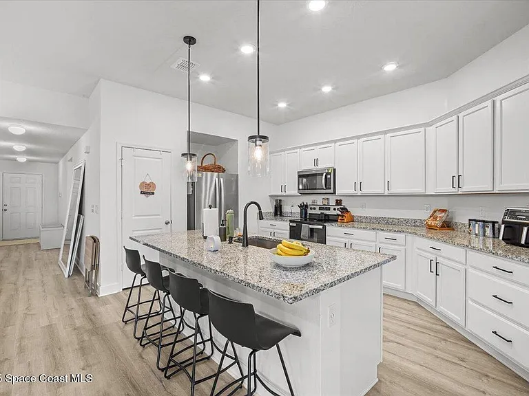 527 Glaspell Cir SE — Photo 10