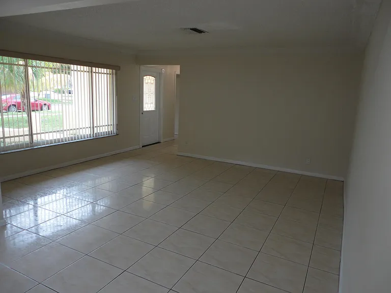 7814 NW 1st Ct — Photo 5