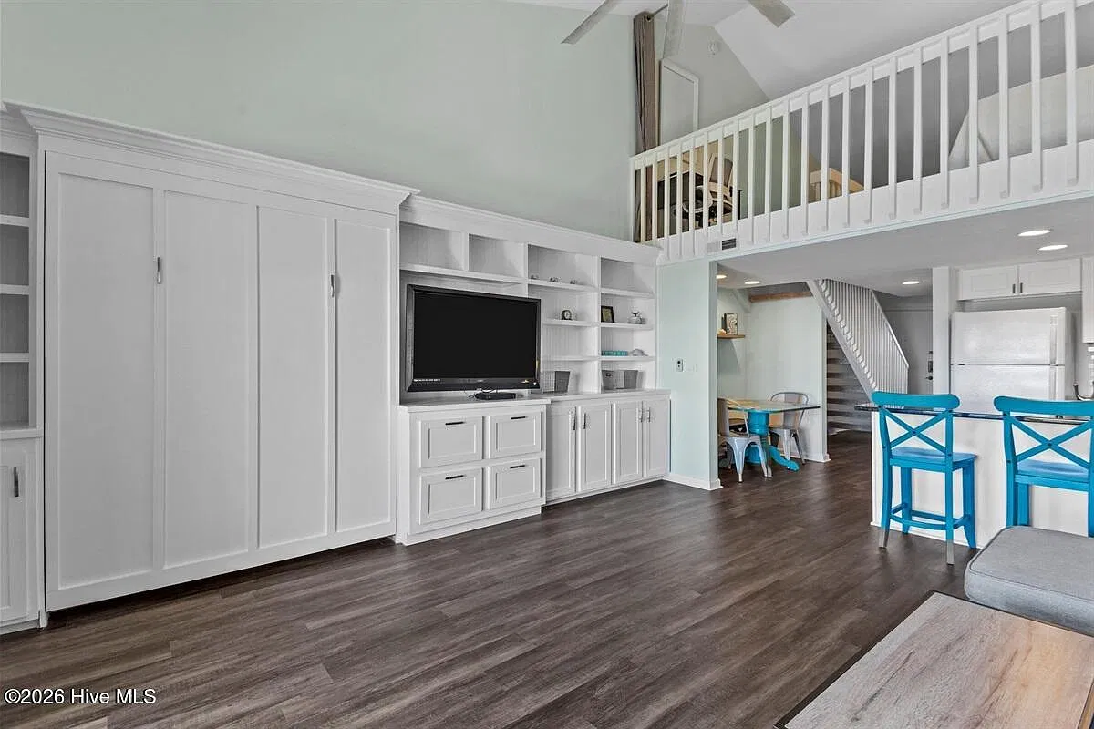 1 bed, 1.5 bath, $2,200 — Photo 4