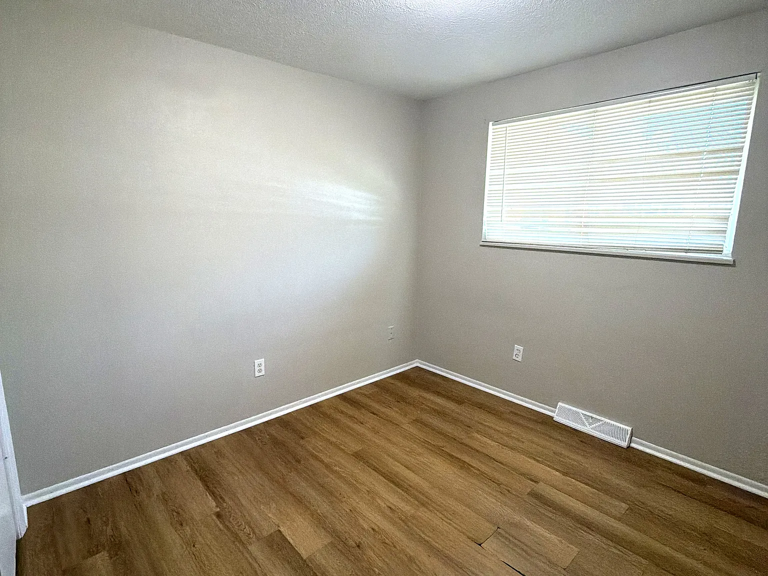 3 bed, 923 sqft, $1,800 — Photo 2