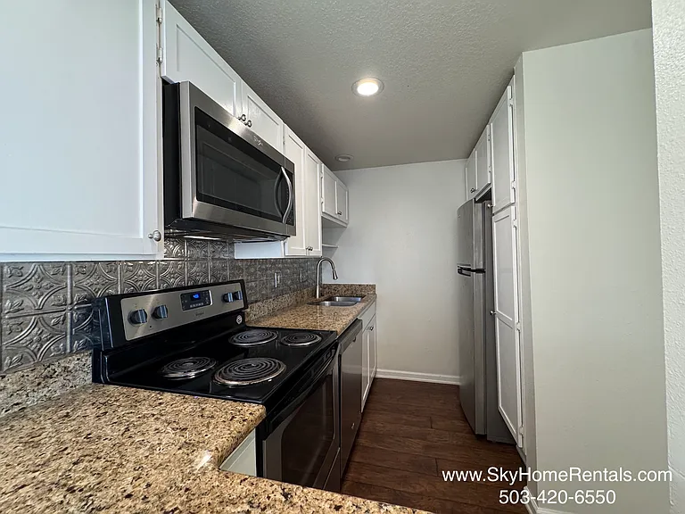 2180 Maplewood Dr S — Photo 2