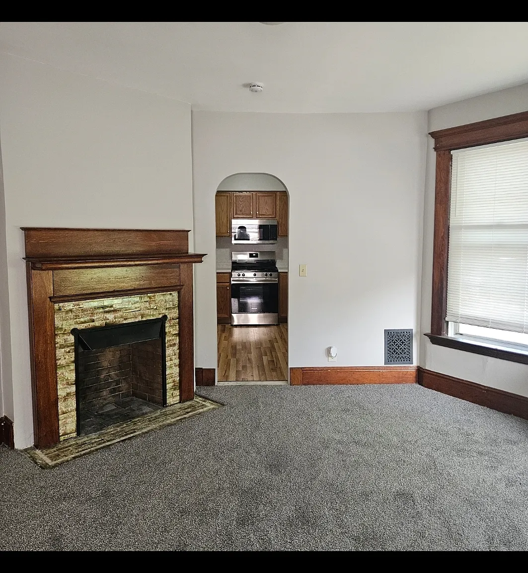 3 bed, 1.0 bath, 900 sqft, $1,900 — Photo 4