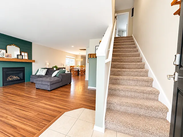 2988 NE Loyola St — Photo 3