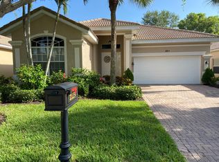 223 Glen Eagle Cir, Naples, FL 34104