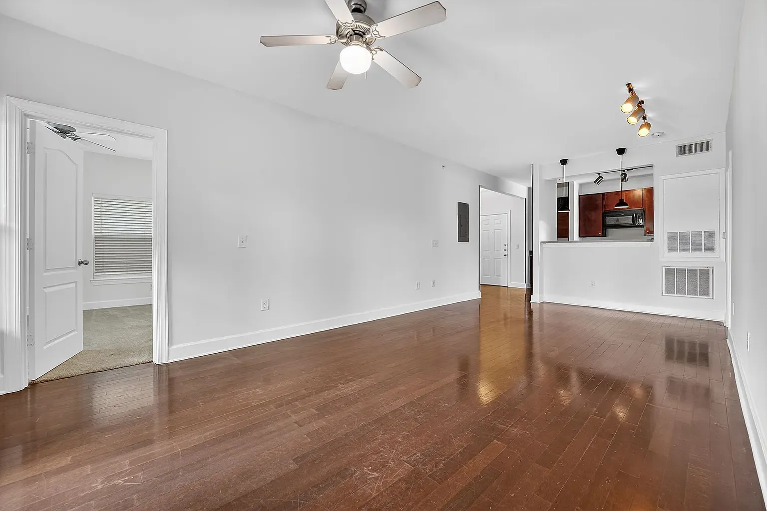 4 bed, 1368 sqft, $1,800 — Photo 4