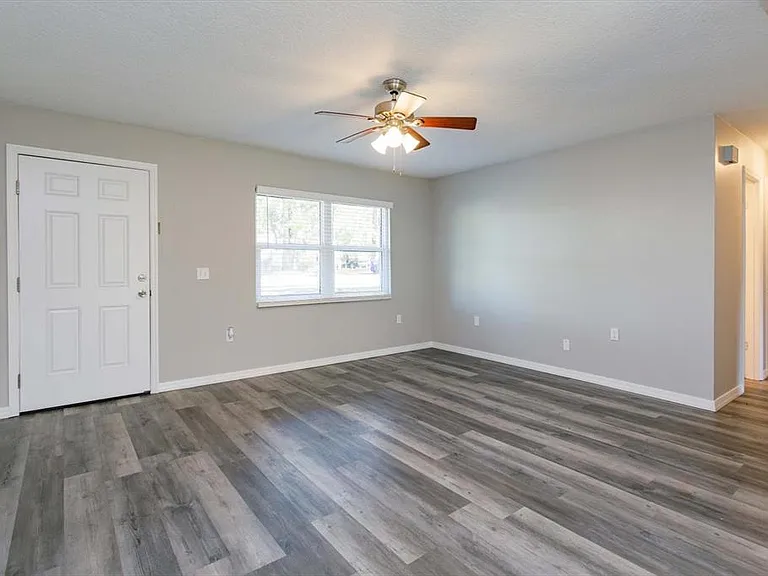 302 Ballard Ave — Photo 4
