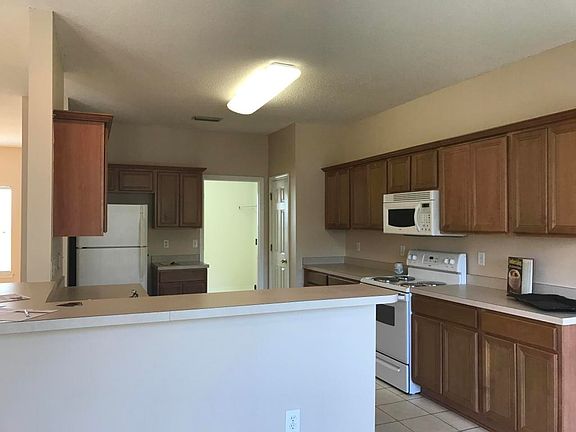 5th image of 391 E Pine St