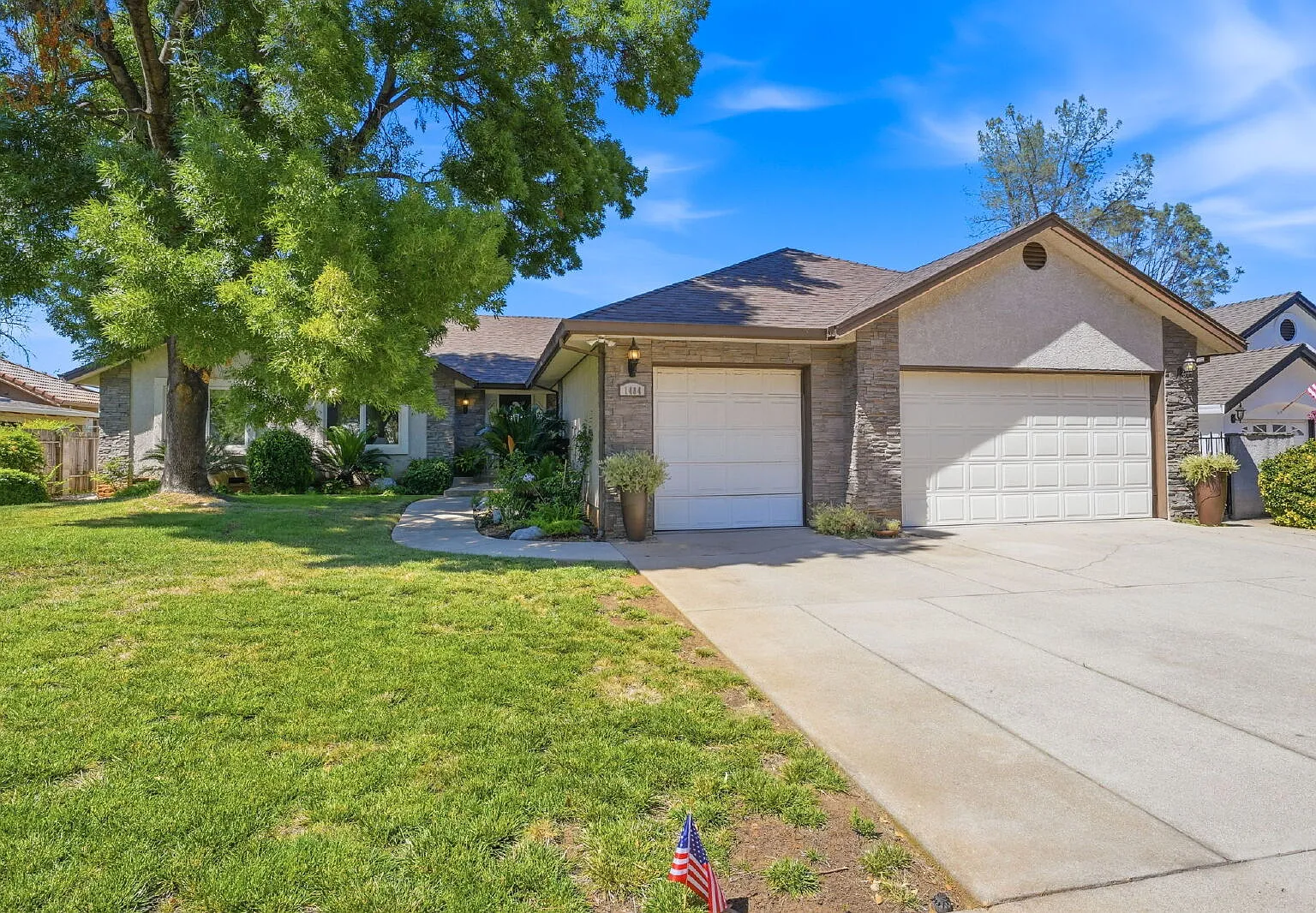 3 bed, 2.5 bath, 2460 sqft, $2,995 — Photo 1