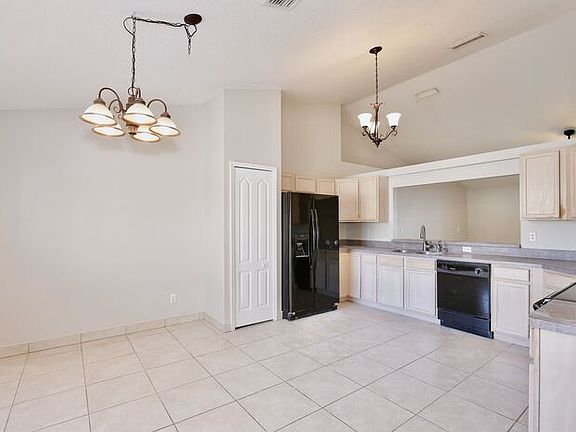4th image of 9819 Crenshaw Cir