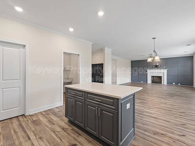 585 Hampton Dr — Photo 9