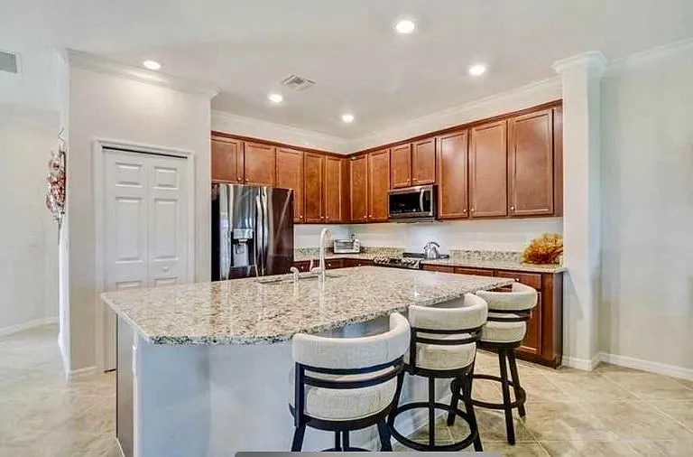 9121 Glenforest Dr — Photo 2