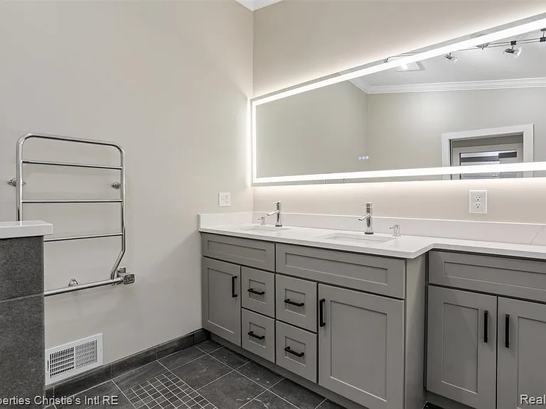 2542 Woodward Ave — Photo 19