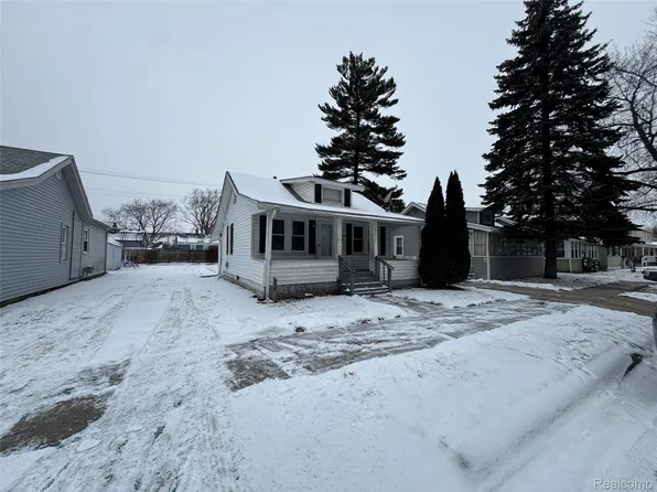 28065 Maple St, Roseville, MI 48066