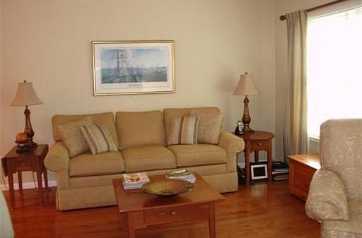 5th image of 818 Thayer St