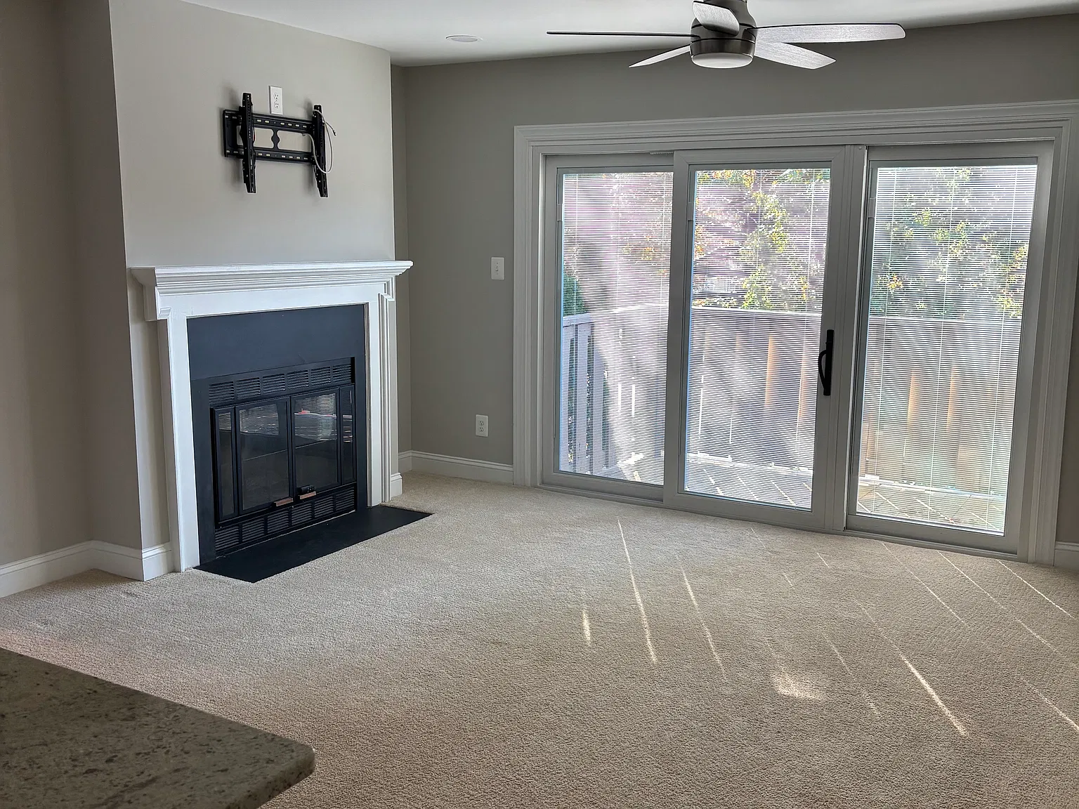 2 bed, 932 sqft, $2,000 — Photo 2