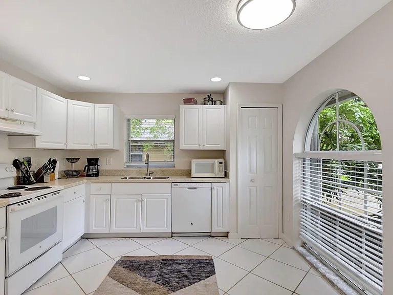 13810 Yarmouth Dr — Photo 17
