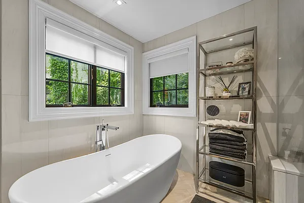 Sold by PRENDAMANO REAL ESTATE | media 29