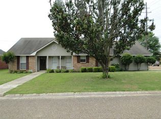 1421 N Park Dr, Greenwood, MS 38930