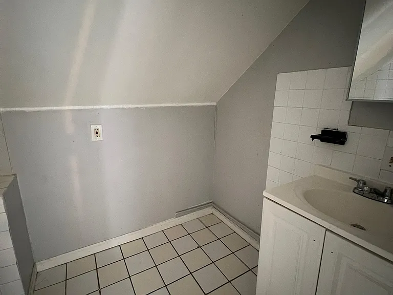 222 E 33rd St #C — Photo 2
