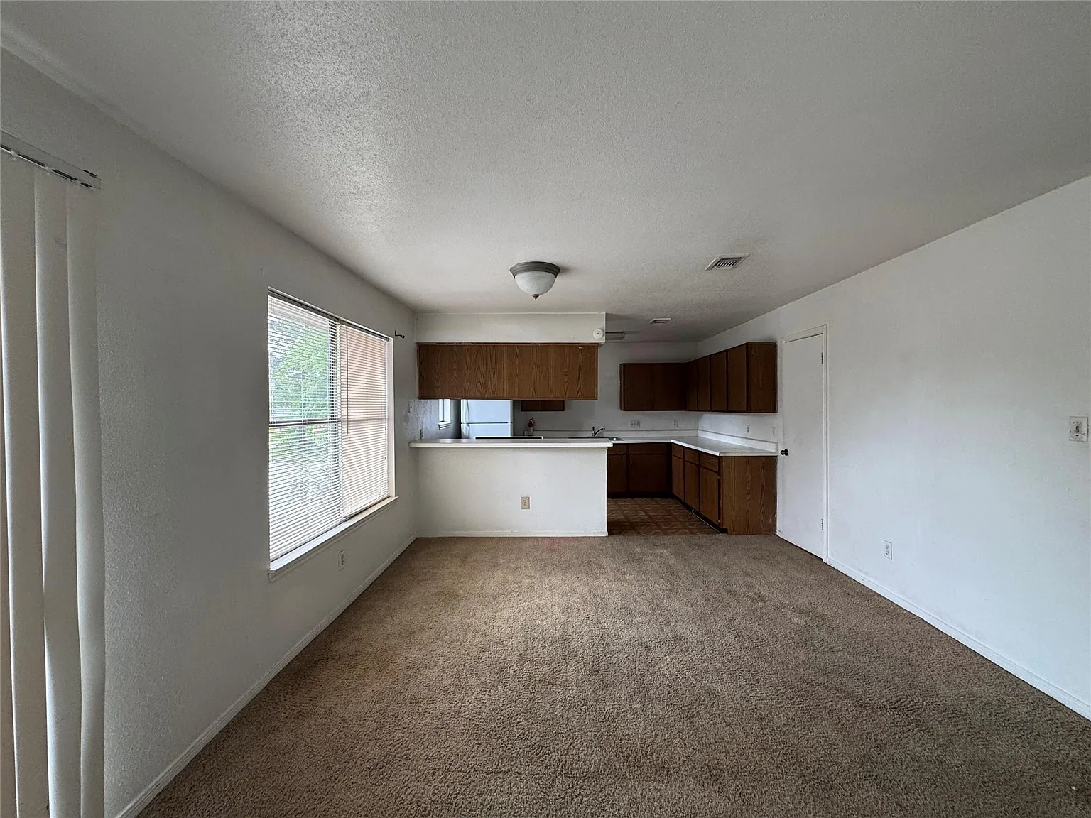2 bed, 1.0 bath, 4272 sqft, $1,000 — Photo 3