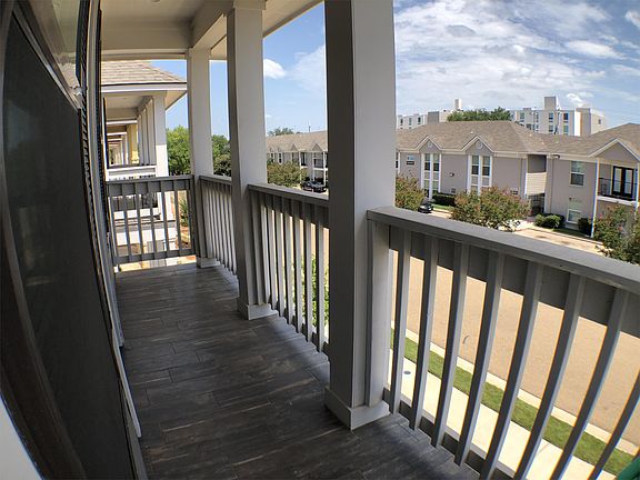 5th image of 304 Redmond Dr APT 303