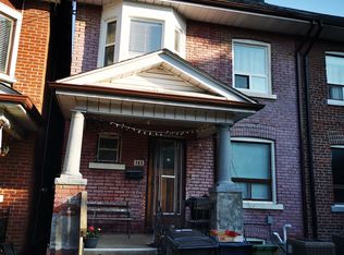 141 Essex St #2, Toronto, ON M6G 1T6