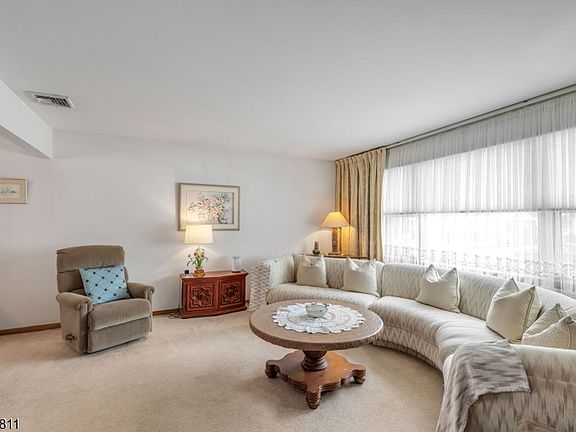 3rd image of 25 Madison Ave