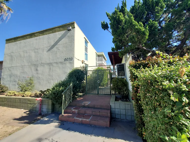 9070 Huntington Dr #6 — Photo 3