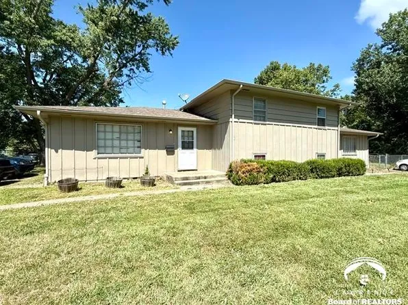 2911-2913 Belle Haven Dr, Lawrence, KS 66046