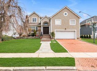 565 Rica Ln, Woodmere, NY 11598