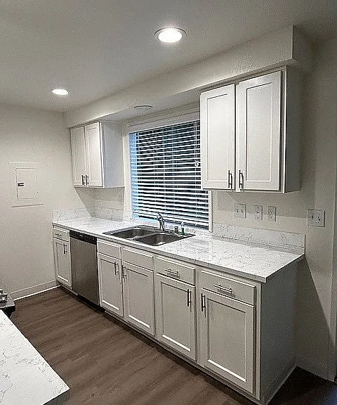 Explore this sleek kitchen design featuring elegant white cabinetry and luxurious marble finishes.
