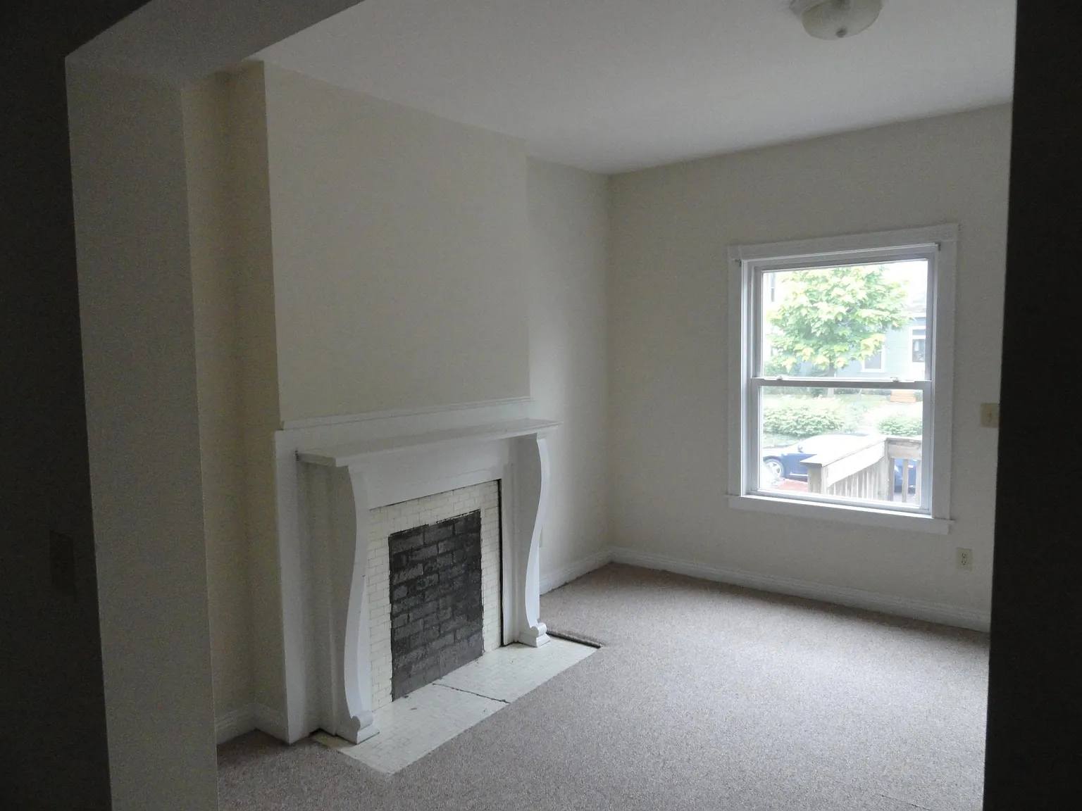 3 bed, 1.5 bath, 1230 sqft, $2,100 — Photo 2