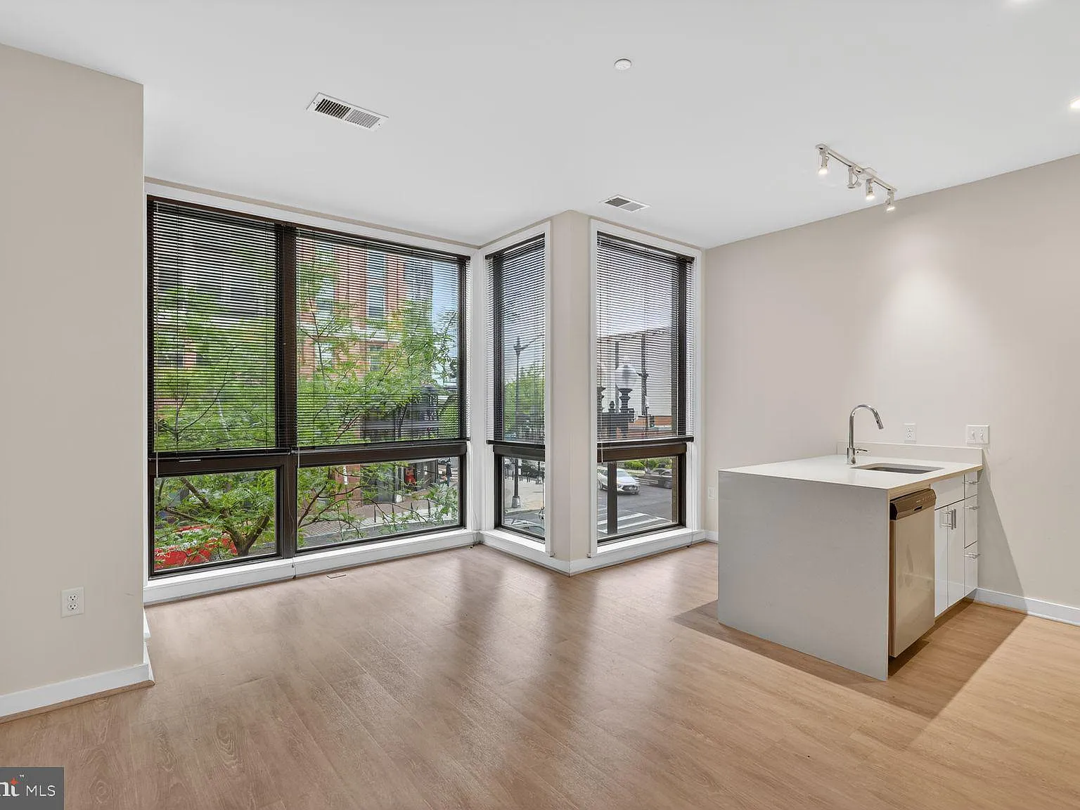 1 bed, 500 sqft, $1,700 — Photo 4