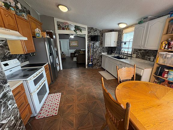 3rd image of 720 Bluebonnet Ln