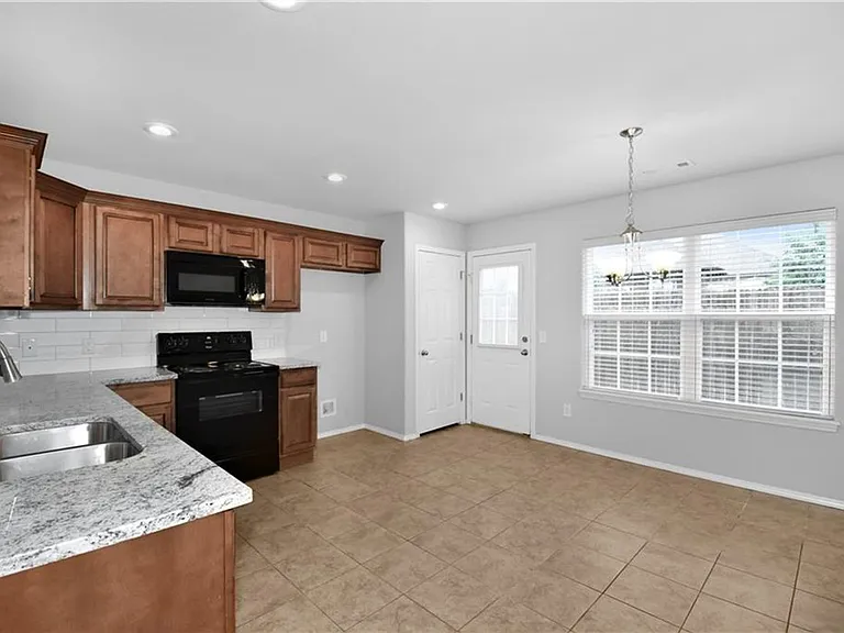 1240 Lariat Dr — Photo 8