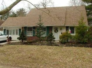 195 Plumbridge Dr, Levittown, PA 19056