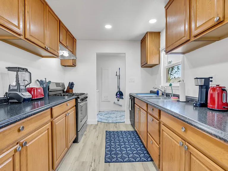916 Poplar Ave — Photo 36